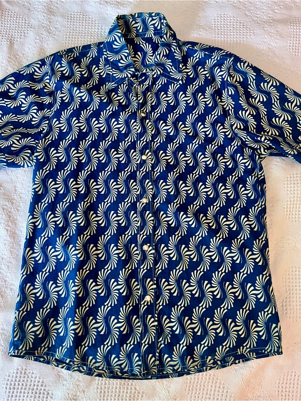 Men's Navy Blue Short-Sleeve Button-Up Shirt with Dynamic Bold Cream Wave Print